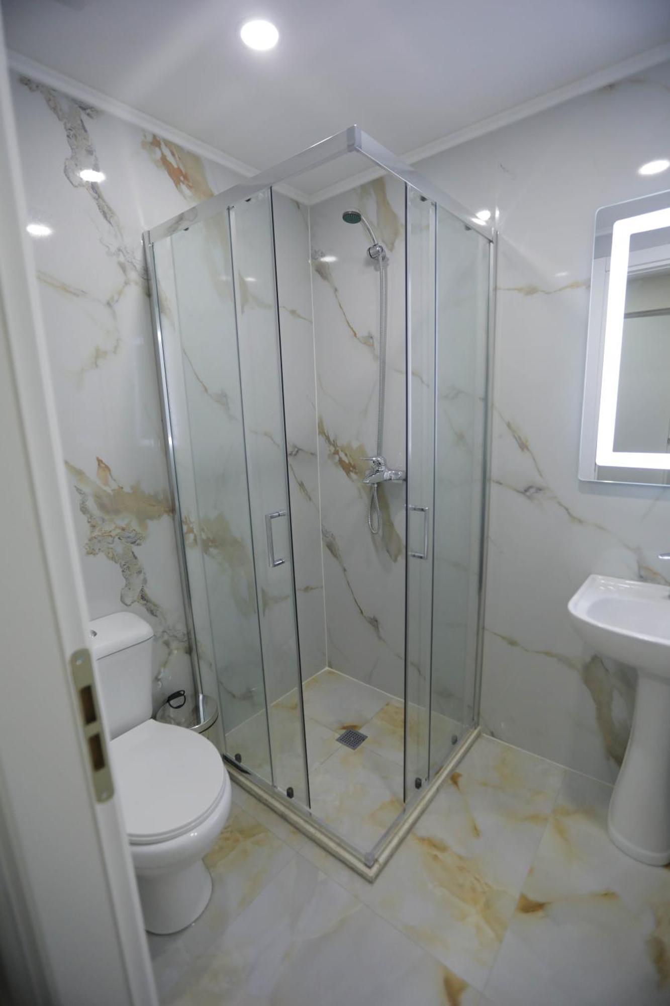 Apartment Arlis - Near North And South Terminal Tirana